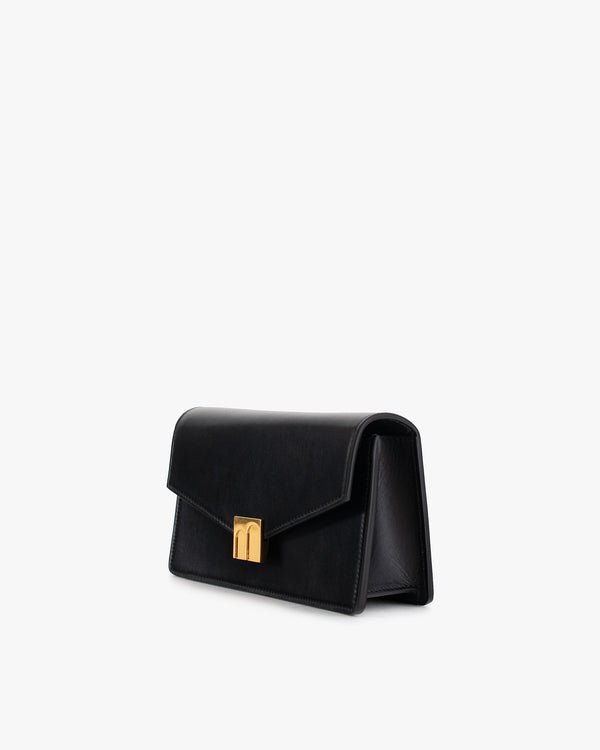 Sac ELEANOR en cuir noir, vue de trois quarts, posé, fermoir doré Marble Arch visible