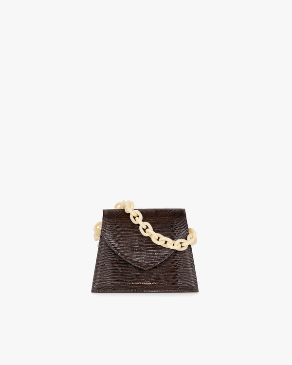 Sac GABRIELLE brun embossé lézard, vue de face, posé, avec chaîne courte amovible crème