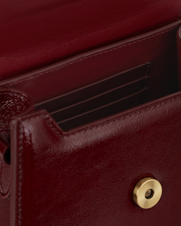 Sac GABRIELLE Bordeaux naplak ouvert, détail du porte-cartes intérieur et du fermoir bouton doré