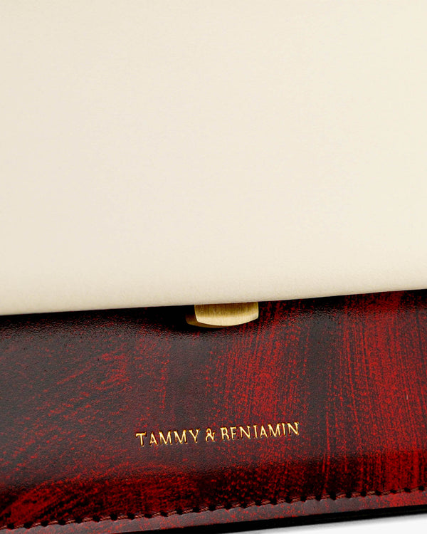 THEA MINI Colourblock art déco, close-up of the gold clasp and logo on the two-tone flap