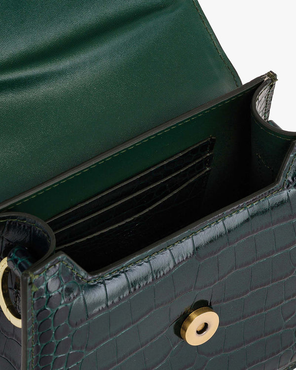 Sac GABRIELLE vert embossé crocodile, rabat ouvert, vue sur le porte-cartes intérieur et le fermoir