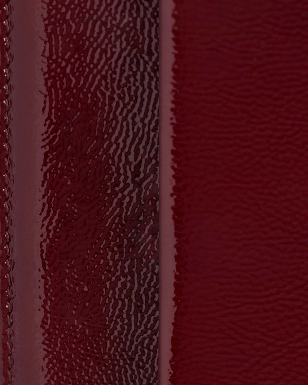 THEA MINI Bordeaux naplak, close-up of the grained material and edge stitching