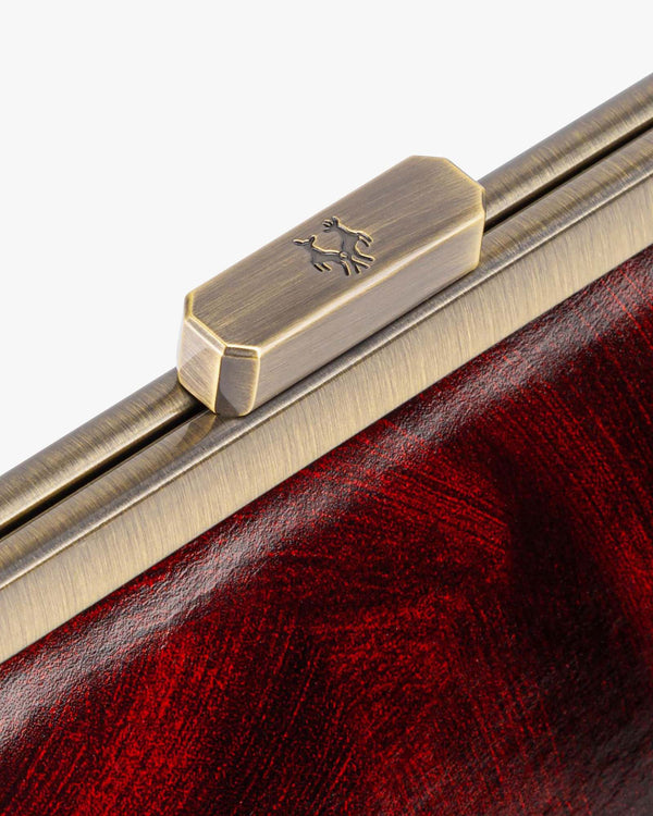 JEANNE BAGUETTE bag in Marbre, close-up on the retro clasp and hand-brushed marbled leather